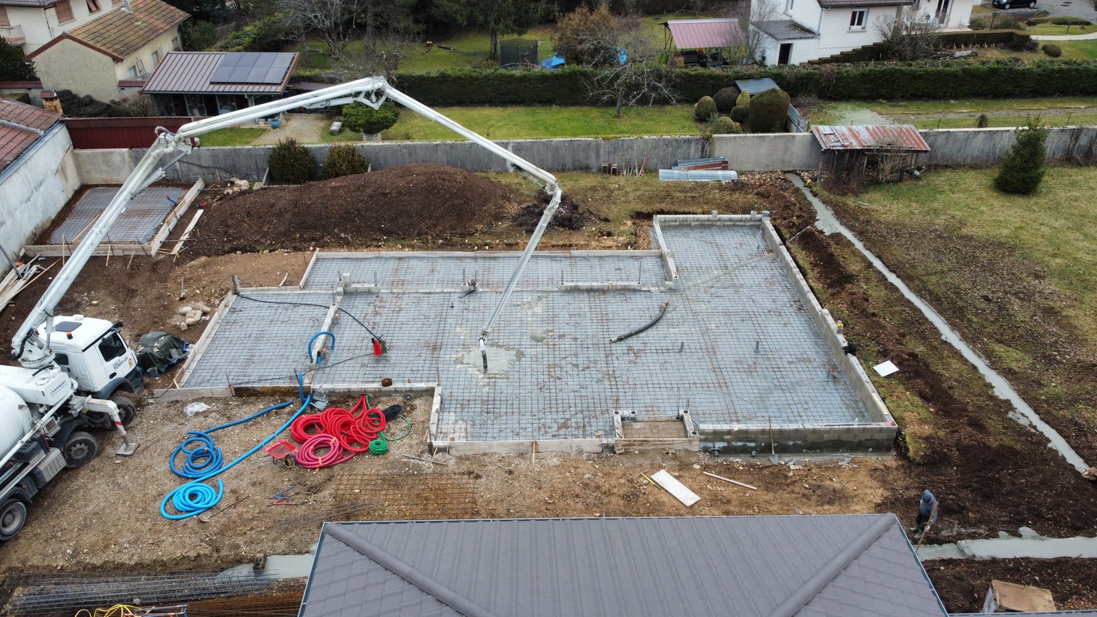 Coulage de dalle au pompe à béton, vue aérienne