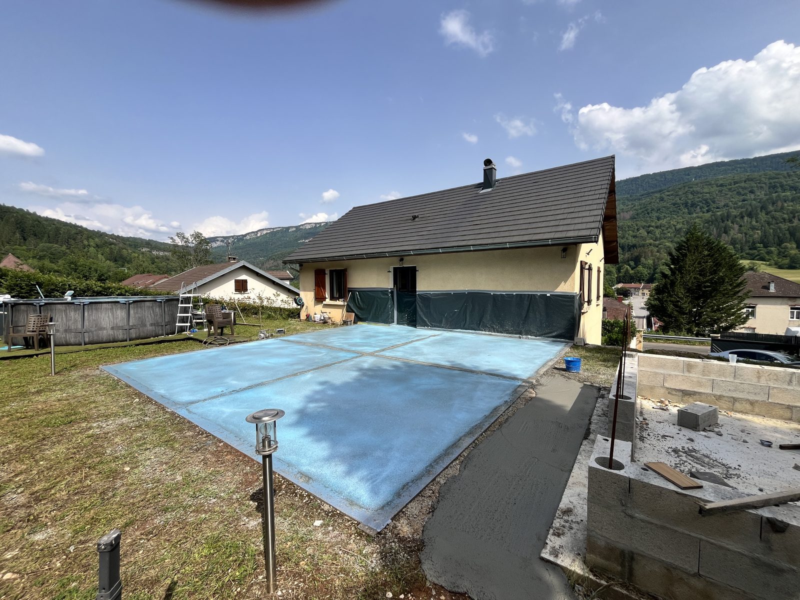 Dalle de terrasse, montagnes en arrière-plan