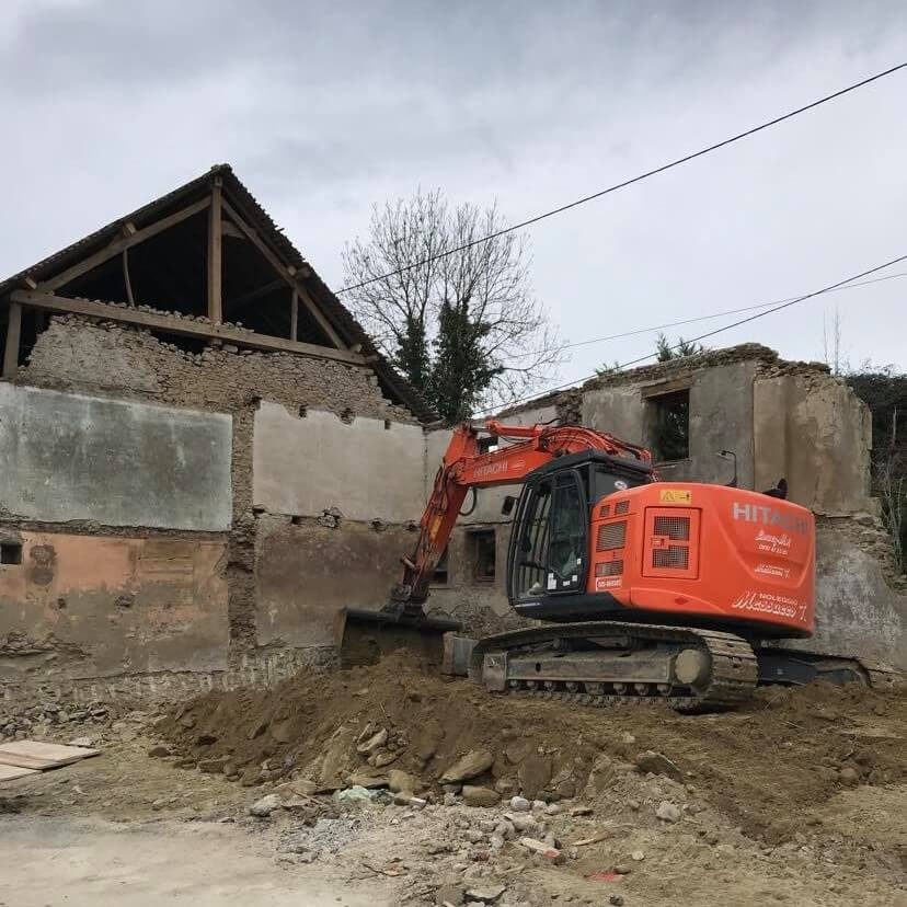 Démolition d'un bâtiment ancien en pierre avant reconstruction