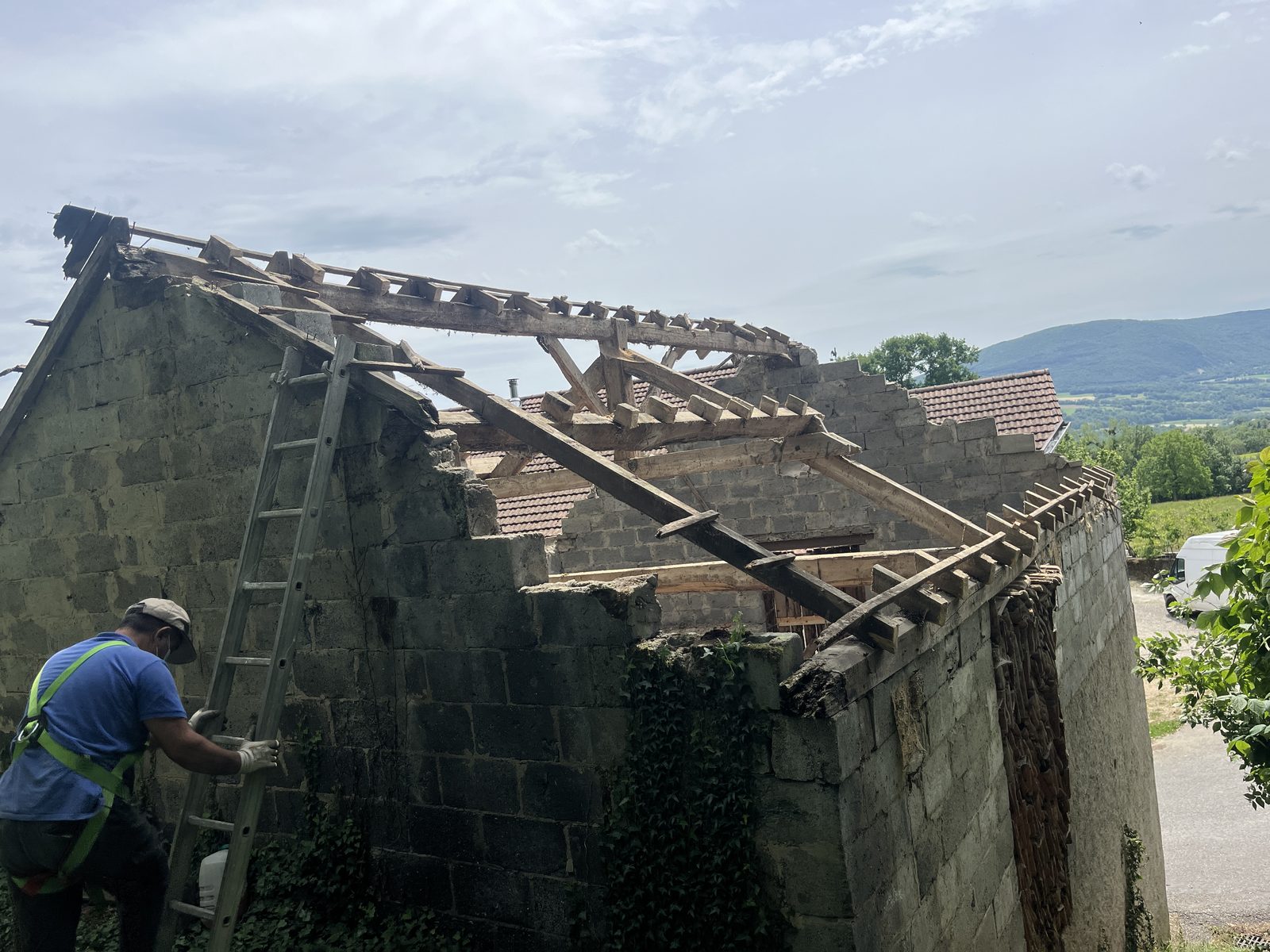 Démontage de toiture, charpente apparente