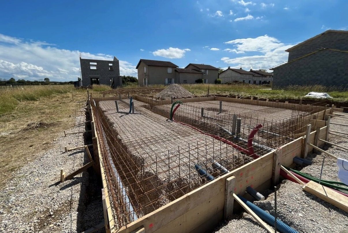 Ferraillage de fondation avant coulage, terrain en extérieur