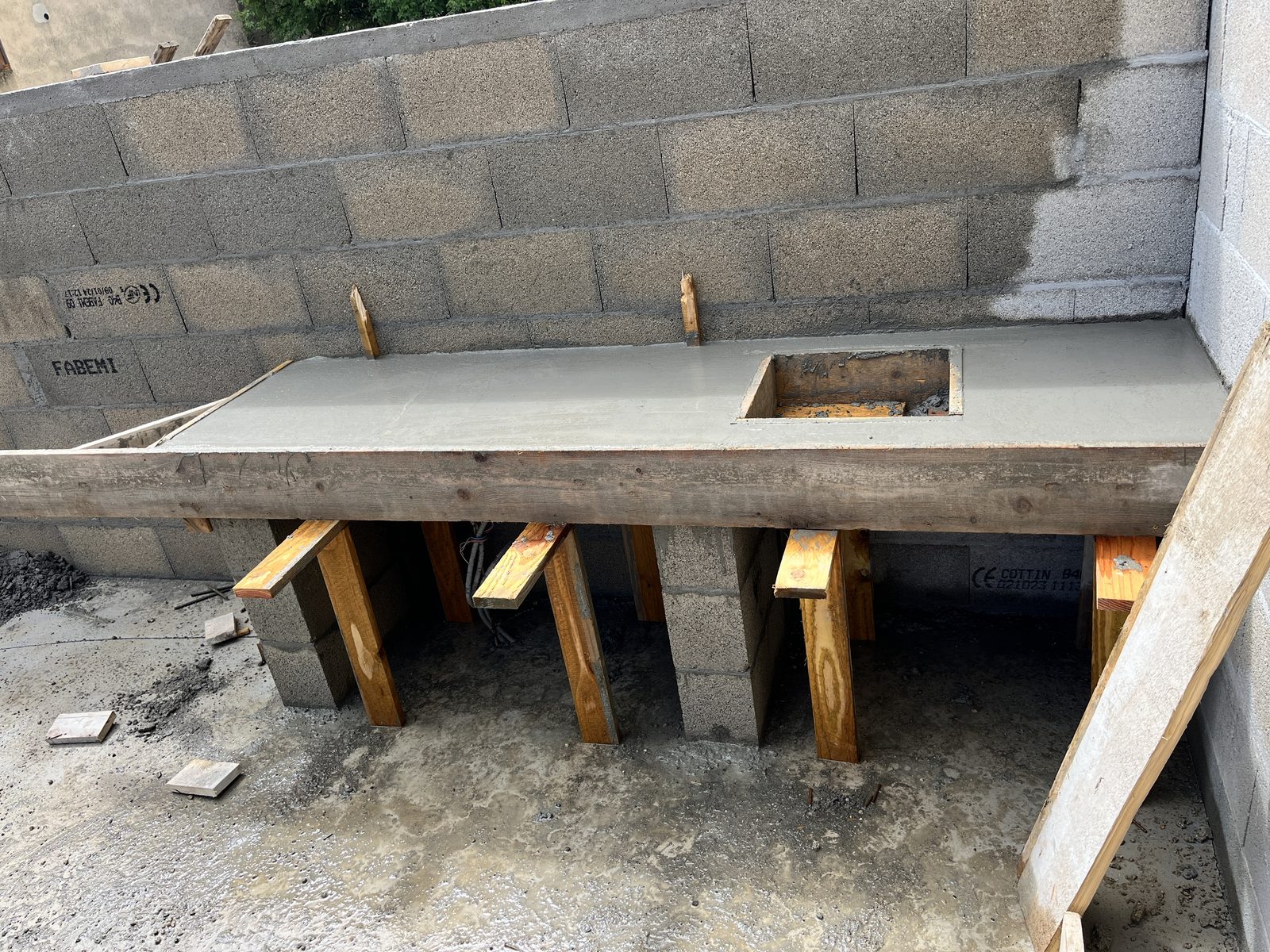 Linteau béton armé coulé, étaiement bois