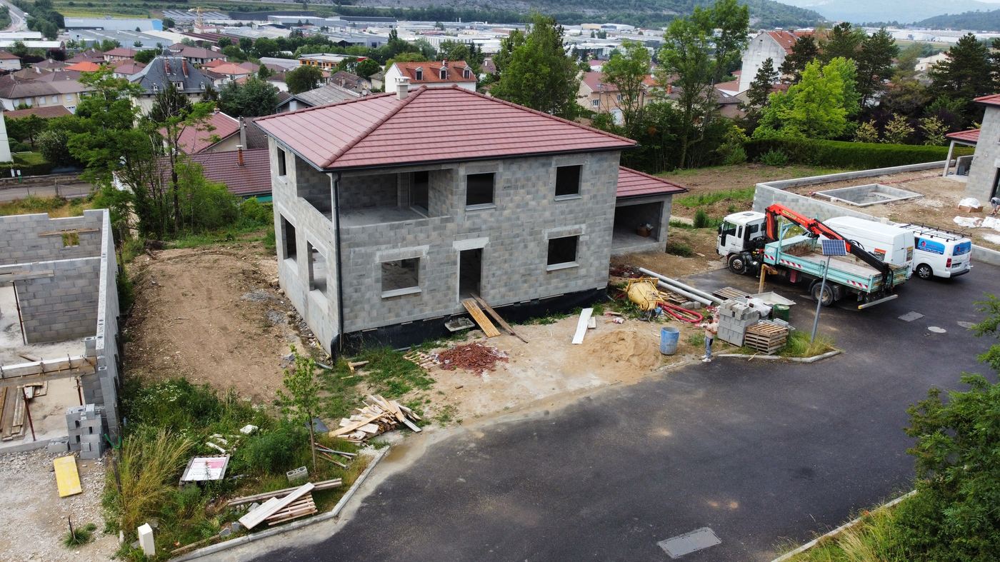 Maison en cours de construction, élévation en agglos, vue drone