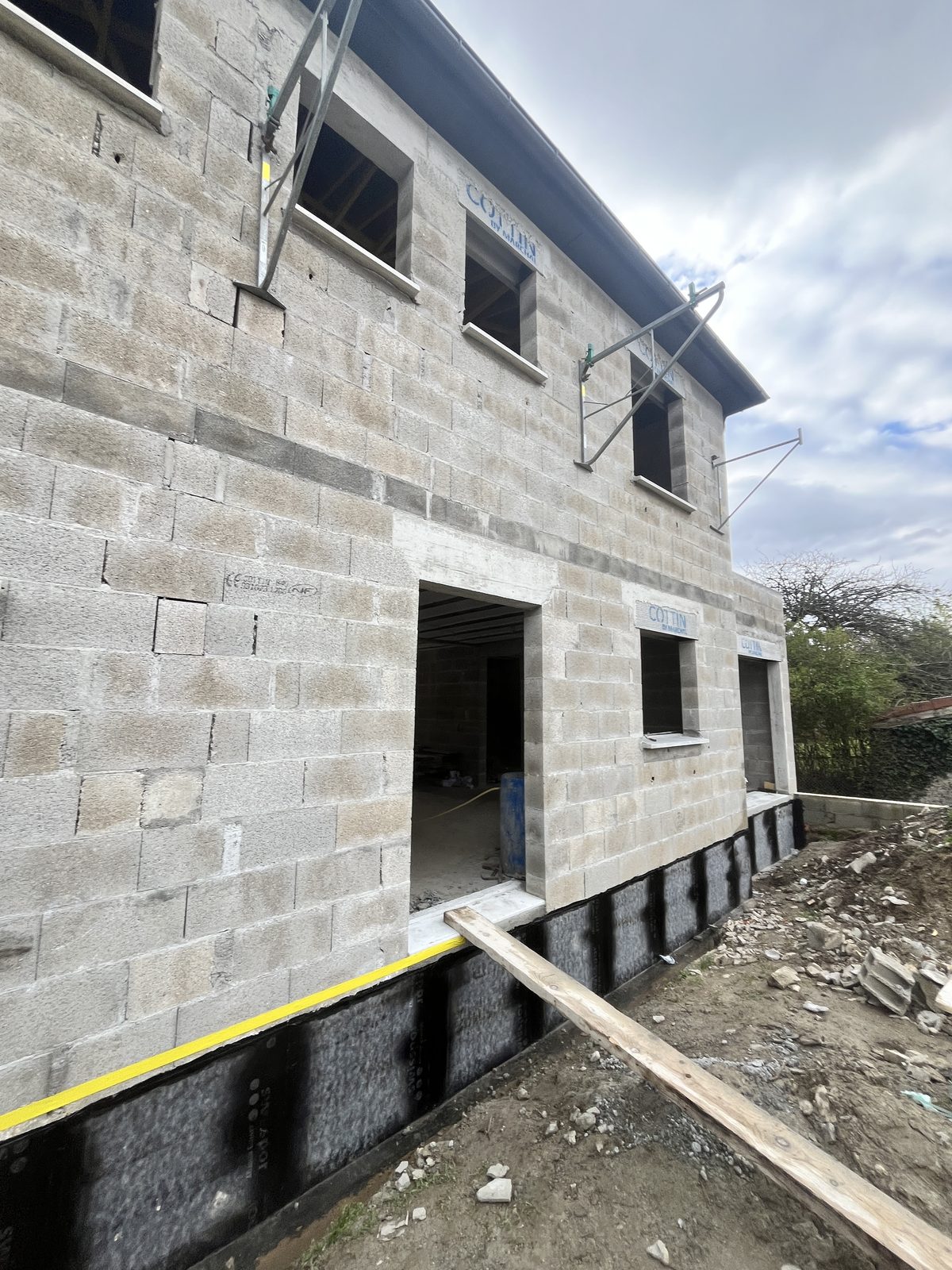 Soubassement étanché, façade en cours de montage